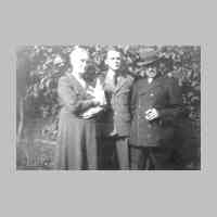 028-0128 Gross Keylau im Jahre 1936. Im Bild von links Helene Schweichler, Sohn Heinz und Vater Hermann .jpg